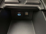 こちらのクルマはUSB接続コネクタも装備されています♪スマホの充電などにお使い下さい。ご旅行中での充電切れも、これなら心配いりませんね!