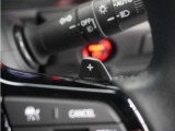◆減速セレクター◆ステアリングホイールの左右に取り付けられた2つのパドルスイッチで減速の強さを調整。 左側の「-」を操作すると減速を強く、右側の「+」を操作すると減速を弱くすることができます。