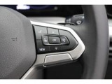 【ステアリング右側】メーター内のメニュー操作のスイッチ類です。パドルシフトは、ステアリングを握りながらシフトチェンジができます。