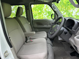ゆとりを感じる前席は、座面と背もたれが身体を受け止め、落ち着いて運転に向かえる空間です。大きな窓から外の様子も確認しやすく、清潔感のある明るい室内が広がります。