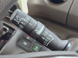 扱いやすいワイパーレバーで雨の日も快適なドライブを支えます。