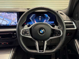BMWのステアリングはドライバーと車体が一体感に感じれるような操作性を実現しております。また、握りやすさや操作性を向上するためにスイッチ類も配置されております。