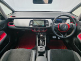 スポーティな雰囲気を感じられるインパネで、運転する楽しさを高めてくれます。