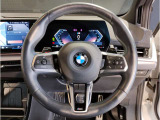 BMWのステアリングはドライバーと車体が一体感に感じれるような操作性を実現しております。また、握りやすさや操作性を向上するためにスイッチ類も配置されております。