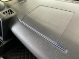 【助手席エアバッグ】SRSエアバッグとはシートベルトの働きを補助して衝突した時に乗員の衝撃を軽減するシートベルト併用式エアバッグ。前面衝突時に瞬時に膨らみ、頭部と胸部の衝撃を軽減します。