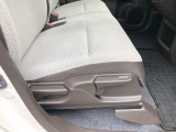 【運転席ハイトアジャスター】シートの高さを調整でき、視界を合わせやすく運転しやすいポジションに設定できます。