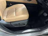 運転席パワーシートの操作スイッチです。スイッチを前後・上下に操作することで自分に合ったポジションに設定することで快適なドライブが出来ますよ!