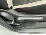 運転席はラチェット式レバーで高さも調整できます