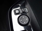 【電動格納ドアミラー】狭い駐車場で便利な電動格納ドアミラーが付いています。