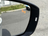 後側方の車両を検知し、ドライバーへ注意を促すレーンチェンジアシストを装備。