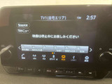 見やすいスピードメーターと中央にはモニターがあり車の設定やタイヤのアングル確認もできます!!