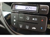 オートエアコンが装備されています!お好みの温度設定をするだけでエアコンの風量やモードの切り替えを自動でコントロールしてくれます!ユーザーの操作が少なく燃費走行にもつながります!