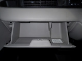 大型のグローBOXが装備されています。よく使うアイテムの収納に便利です、欲しい時にすぐに取り出せます♪