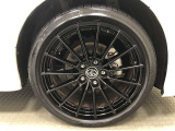 18インチ純正アルミホイール(25/40R18)装着です。