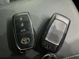 スマートキーをポケットやバッグに携帯していれば、キーを取り出すことなくドアハンドルを握り解錠、ドアハンドルのセンサーに触れるだけで施錠できます。
