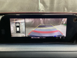 360度モニターは、4つのカメラによる前後左右・俯瞰映像でドライバーからは見えない領域の危険認知をサポート!全周囲の死角を減らし、狭い駐車場や幅寄せ、T字路の進入などの運転の安心感を高めます!
