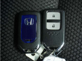 ◆スマートキー◆カギをバッグやポケットに入れたままでもドアロックの開閉ができる『スマートキー』付き!雨天や暗くなってもカギを取り出す必要がなくドアの開錠&エンジンも始動できます
