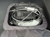 自宅では付属充電ケーブルを使用するコンセントタイプ(200V 3kW)やウォールボックスタイプ(200V 6kW/3kW)の普通充電器が対応。
