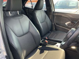 運転中の疲れも軽減!身体を包み込むような形状でホールド感のあるシート。しっかりと支えてくれるので長時間の運転も快適ですね。