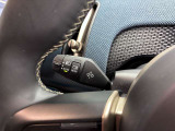 MINIの運転席操作部は、中央に構えるディスプレイが最大の特徴です。航空機を思わせるトグルスイッチなど、直感的で遊び心のあるメカニカルな操作感が、ゴーカートのような走りの高揚感を高めます。