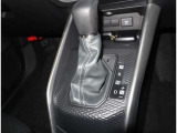 シフトパターンです。電気式のハンドブレーキを採用してます。また車種・グレードによっては走行モードも変える事も!