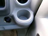 ドリンクホルダーも使い易い位置にあり便利です。