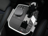 【シフトノブ】BMWの高性能オートマチックは、ATセレクトレバーを左側に倒すことで、通常の「D」から「S」(スポーツ)または「M」(マニュアル)へと切り替えが可能です。