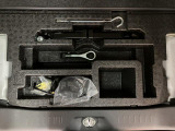 リヤには「いざ」という時のための工具が装備しております。ジャッキ・ナットレンチ・タイヤパンク修理キット・ミニコンプレッサーなどのお助けキットです。
