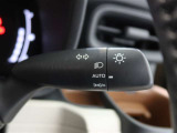 車外の明るさに応じて、自動的にライトの点灯・消灯をしてくれます