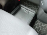 助手席シートの下に、便利な前後スライド式のアンダーボックスを装備。運転用の替え靴や、車内に常備したいこども用品、着がえた服などを収納できます