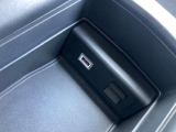 フロントシートの間にあるひじ掛けの中にもUSBがあります