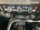 一年じゅう快適なドライブをお楽しみいただけるオートエアコンを装備。