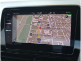 【純正ナビゲーション「DISCOVER PRO」】 高解像度ディスプレイ採用で大画面に詳細な地図情報を表示。とても使いやすいナビゲーションです。APP-CONNECT対応でスマートフォンを簡単接続。