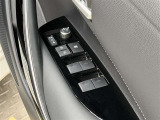 【パワーウィンドウ集中スイッチ】運転席のパワーウィンドスイッチ位置には運転以外の窓の開閉・ロック機能も付いています