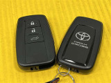 スマートキーはカバンやポケットから取り出すことなく、ドアのロックアンロックやエンジンの始動が出来ます!