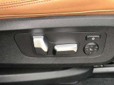 電動シートはメモリー機能を備えており、シートおよびドア・ミラーの位置を記憶することができます。