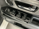 運転席のスイッチで全てのウィンドウの開閉操作を行うことができます。ロックボタンをONにしておくと、運転席以外のウィンドウは作動しないのでお子様を乗せているときなども安心ですね♪