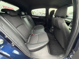2列目にご乗車の方もゆったり足が組める驚きの広さです。