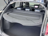 荷室の目隠しになるトノカバーを装備!外から荷物が見えないためプライバシーを守り、防犯面でも安心して荷物を積載できます。