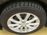 215/55R17スタットレスタイヤを装着しています