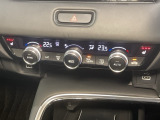 操作性の良いエアコンパネル。前席シートヒーターで寒い冬も快適ドライブ。