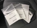 メンテナンスノート、取扱説明書です。 その車の整備記録が事細やかに記録されています。 車が生まれてから今までどのような道を歩んできたのか判るとても重要な物ですよ。