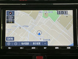 目的地設定や音楽再生など、多彩な機能を備えたナビゲーションシステム。運転中の情報収集やエンターテイメントに役立ちます。