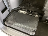 リアシートは簡単に収納することが出来、ラゲッジスペースはフラットで広がります。