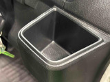 運転席には600mLのペットボトル等を収納できる掘り込み式ドリンクホルダーが付いています