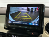 リバースギアに入れるだけで後方の表示へ切り替わります。夜間や雨の日の駐車も楽になりますよ。