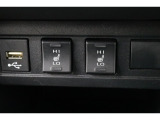 運転席と助手席には寒い日の肩や腰、冷えやすい下肢を温めてくれるシートヒーターが付いております!