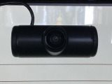 後方にもドライブレコーダーのカメラが付いています。前後両方でお車の周りを監視・記録いたします。