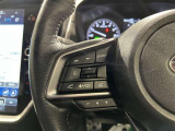 ステアリングスイッチ付きで、運転中に視線を前に向けたまま操作できます。