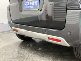 【後退時ブレーキサポート】リヤバンパーに4つの超音波センサーを内蔵し、車両後方にある障害物を検知。透明なガラスなども検知でき、コンビニの駐車場などでの衝突回避をサポートします。